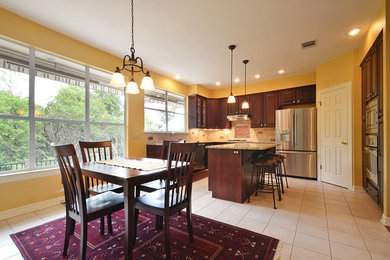 Kitchen - traditional kitchen idea in Austin
