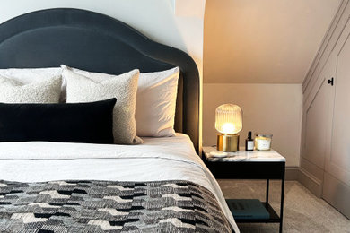 ハートフォードシャーにあるコンテンポラリースタイルのおしゃれな主寝室 (グレーの壁、カーペット敷き、グレーの床)