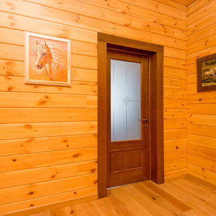 Idéer för att renovera en stor vintage hall, med gula väggar, mellanmörkt trägolv och gult golv