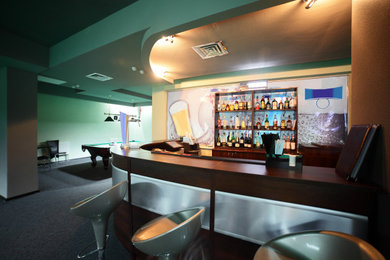 Foto de bar en casa con fregadero lineal moderno grande