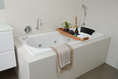 This is an example of a contemporary bathroom in Adelaide.
