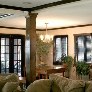 カンザスシティの中サイズのトランジショナルスタイルのLDKの画像 (黄色い壁、無垢フローリング)