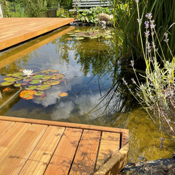 Kleine Terrasse am Teich mit Seitenverkleidung