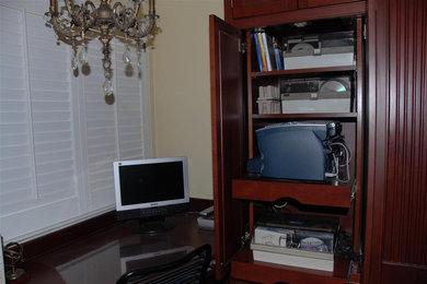 Example of a classic home office design in Seattle