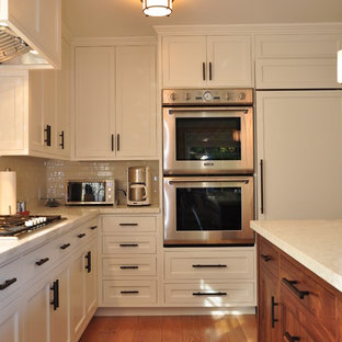 Idee per una cucina minimal con elettrodomestici da incasso, ante con riquadro incassato, ante bianche, top in marmo, paraspruzzi bianco e paraspruzzi con piastrelle diamantate