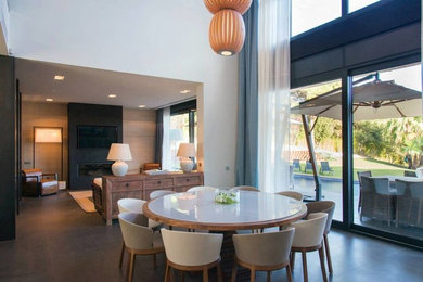 Imagen de comedor de cocina contemporáneo con paredes blancas, suelo de mármol y suelo gris