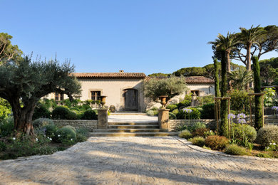 Cette image montre une façade de maison marine.