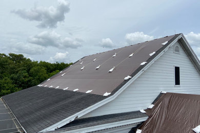 Example of an exterior home design in Jacksonville