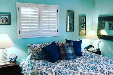 Esempio di una camera da letto stile marinaro con pareti blu
