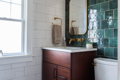 На фото: маленькая главная ванная комната в стиле кантри с плоскими фасадами, коричневыми фасадами, отдельно стоящей ванной, открытым душем, раздельным унитазом, зеленой плиткой, керамической плиткой, белыми стенами, полом из керамической плитки, врезной раковиной, столешницей из искусственного кварца, серым полом, душем с распашными дверями, белой столешницей, тумбой под одну раковину и встроенной тумбой для на участке и в саду