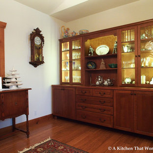 Idéer för att renovera en mellanstor amerikansk matplats med öppen planlösning, med vita väggar, bambugolv, en standard öppen spis och en spiselkrans i sten