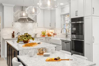 ワシントンD.C.にある高級な中くらいなトランジショナルスタイルのおしゃれなアイランドキッチン (シェーカースタイル扉のキャビネット、白いキャビネット、クオーツストーンカウンター、磁器タイルのキッチンパネル、シルバーの調理設備、グレーの床) の写真