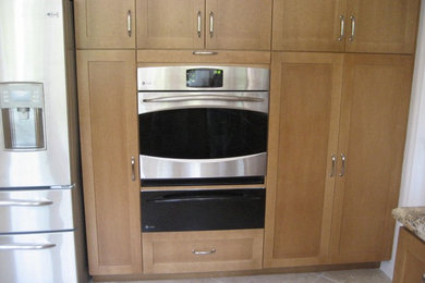Kitchen - traditional kitchen idea in Los Angeles