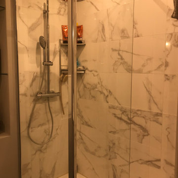 Douche à l'italienne en marbre blanc