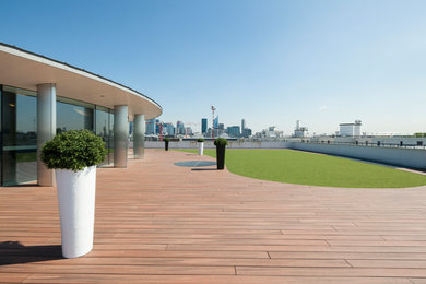 Inspiration pour une terrasse en bois minimaliste.