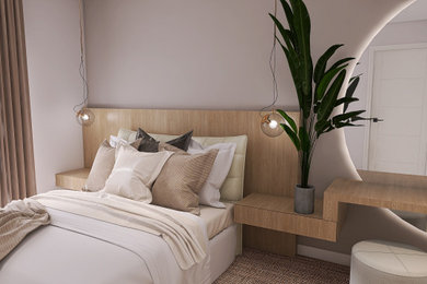 Modelo de dormitorio principal contemporáneo de tamaño medio con paredes púrpuras, suelo de baldosas de porcelana, suelo beige y bandeja