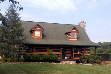 Ejemplo de fachada de casa rústica de tamaño medio de una planta con revestimiento de madera