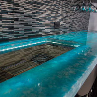 マイアミの小さいビーチスタイルのおしゃれなウェットバー (濃色木目調キャビネット) の写真