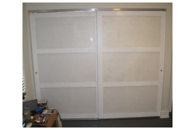Foto de armario y vestidor de tamaño medio con armarios con paneles lisos