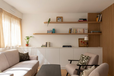 Exemple d'un petit salon tendance avec une bibliothèque ou un coin lecture, parquet clair et un sol beige.