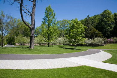 Design ideas for a traditional landscaping in New York.