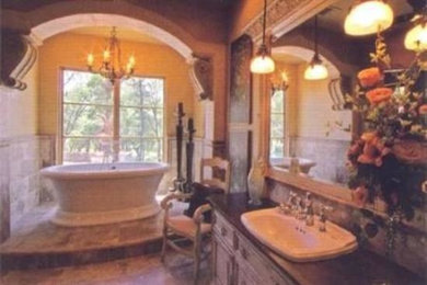 Ejemplo de cuarto de baño principal tradicional renovado con armarios con paneles con relieve, puertas de armario de madera en tonos medios, encimera de mármol, baldosas y/o azulejos beige y suelo de baldosas de cerámica