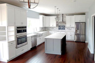 Kitchen - contemporary kitchen idea in Louisville