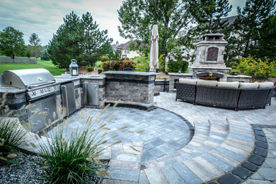 Example of a minimalist patio design in Milwaukee