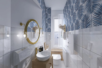 Modernes Badezimmer mit weißen Fliesen, blauer Wandfarbe, Waschtisch aus Holz, brauner Waschtischplatte, Einzelwaschbecken, freistehendem Waschtisch und Tapetenwänden in Leipzig