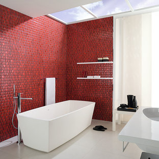 Foto di una stanza da bagno minimalista con vasca freestanding, piastrelle rosse e pareti rosse