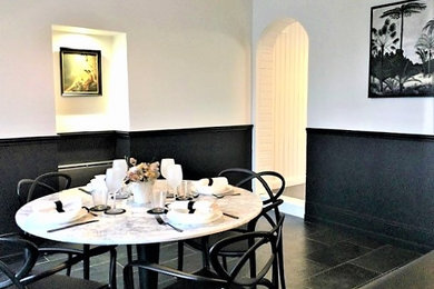 Idée de décoration pour une salle à manger minimaliste.