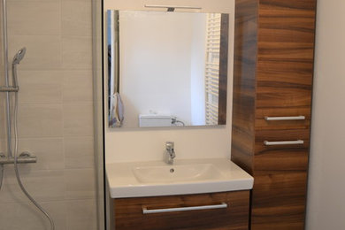 Idée de décoration pour une salle de bain tradition.