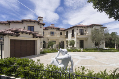 Example of an exterior home design in Los Angeles