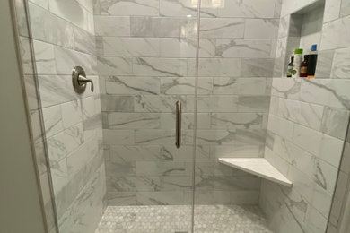 Inredning av ett klassiskt litet badrum, med en dusch i en alkov, klinkergolv i porslin, vitt golv, dusch med gångjärnsdörr, vit kakel och porslinskakel