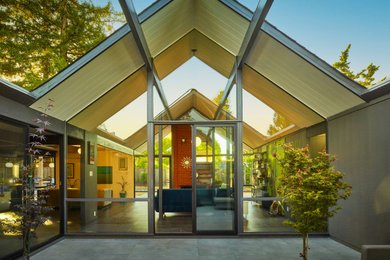 Entryway - mid-century modern entryway idea in San Francisco