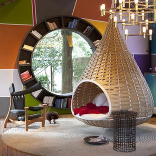 Inredning av ett modernt vardagsrum, med ett bibliotek