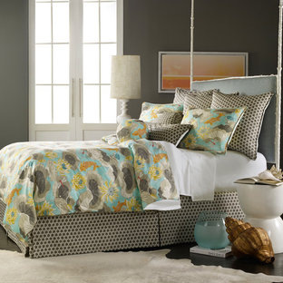 Ispirazione per un'ampia camera matrimoniale etnica con pareti beige, moquette e nessun camino