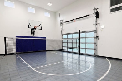 Mittelgroßer Fitnessraum mit Indoor-Sportplatz in Salt Lake City
