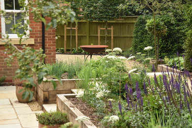 オックスフォードシャーにあるカントリー風のおしゃれな庭の写真