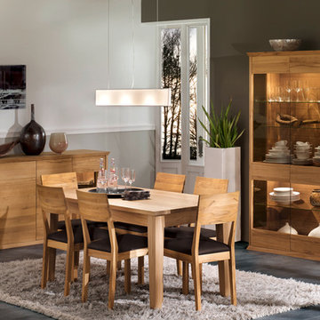 Modernes Esszimmer mit Anrichte und Vitrine