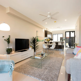 Idéer för små funkis allrum med öppen planlösning, med beige väggar, klinkergolv i porslin, en fristående TV och beiget golv