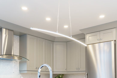 Kitchen - modern kitchen idea in Toronto