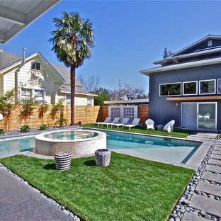 Mittelgroßer Mid-Century Pool hinter dem Haus in L-Form mit Natursteinplatten in San Francisco