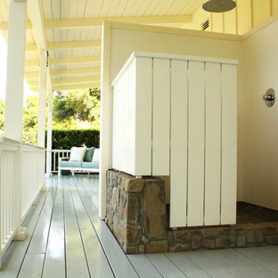 サンタバーバラのカントリー風おしゃれなテラス・中庭 (デッキ材舗装、張り出し屋根、屋外シャワー) の写真