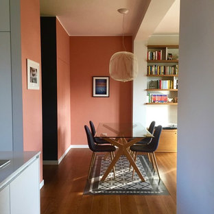Неиссякаемый источник вдохновения для домашнего уюта: маленькая гостиная-столовая в стиле модернизм с оранжевыми стенами, темным паркетным полом и коричневым полом