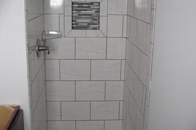 ボルチモアにある中くらいなモダンスタイルのおしゃれなバスルーム (浴槽なし) (洗い場付きシャワー、白いタイル、磁器タイル、白い壁) の写真