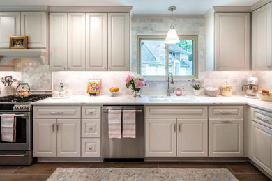 Kitchen - transitional kitchen idea in Houston