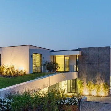 Trasparenza multilivello e cemento a vista per una villa moderna panoramica