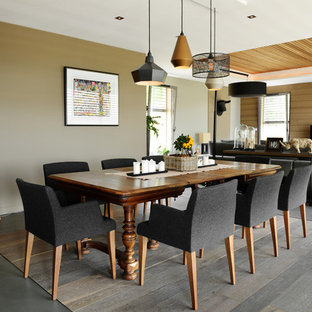 リヨンの中サイズのコンテンポラリースタイルのLDKの画像 (ベージュの壁、コンクリートの床、暖炉なし)