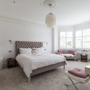 Diseño de dormitorio clásico renovado con paredes blancas y moqueta